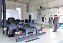Landrat Kai Emanuel (l.) während der Besichtigung einer der beiden neuen Hallen. Dort parkte der eigens für die Kfz-Mechatroniker-Ausbildung angeschaffte Lehr-Lkw. Foto: LRA/Alexander Bley