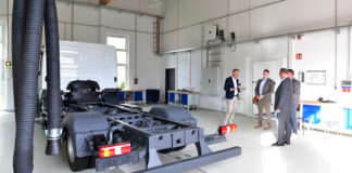 Landrat Kai Emanuel (l.) während der Besichtigung einer der beiden neuen Hallen. Dort parkte der eigens für die Kfz-Mechatroniker-Ausbildung angeschaffte Lehr-Lkw. Foto: LRA/Alexander Bley