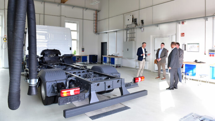 Landrat Kai Emanuel (l.) w&auml;hrend der Besichtigung einer der beiden neuen Hallen. Dort parkte der eigens f&uuml;r die Kfz-Mechatroniker-Ausbildung angeschaffte Lehr-Lkw. Foto: LRA/Alexander Bley
