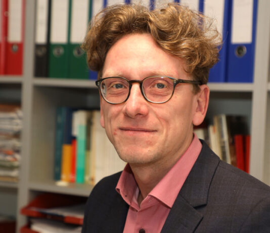 Ist Politikwissenschaftler und stammt aus dem Osten der Republik: Lars Vogel lehrt an der Uni Leipzig. Foto: Andr&eacute; Kempner