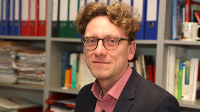 Ist Politikwissenschaftler und stammt aus dem Osten der Republik: Lars Vogel lehrt an der Uni Leipzig. Foto: Andr&eacute; Kempner