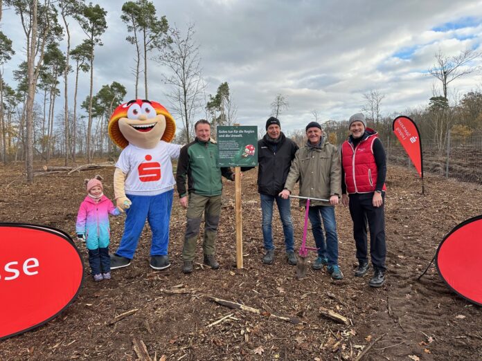Baumpflanzung_Delitzsch__c__Sparkasse_Leipzig Olaf Klose (Vorstandsmitglied Sparkasse Leipzig), Dr. Manfred Wilde (Oberbürgermeister Stadt Delitzsch), Kai Emanuel (Landrat Landkreis Nordsachsen), Henrik Lindner (Geschäftsführer Stiftung Wald für Sachsen), Maskottchen Glückspilz Winni (Sparkasse Leipzig) und die Enkelin von Dr. Manfred Wilde. Foto: Sparkasse Leipzig