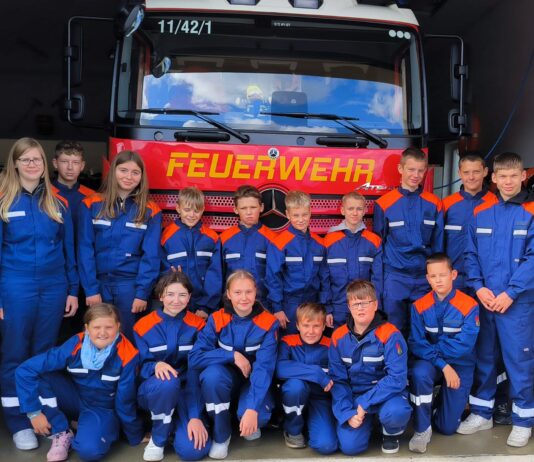 Die Freude &uuml;ber die neuen Uniformen ist bei den Mitgliedern der Jugendfeuerwehr Audenhain gro&szlig;. Foto: privat