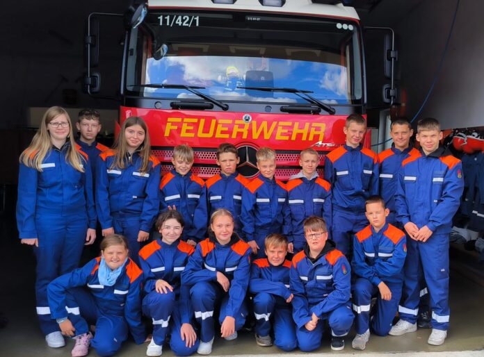 Die Freude &uuml;ber die neuen Uniformen ist bei den Mitgliedern der Jugendfeuerwehr Audenhain gro&szlig;. Foto: privat