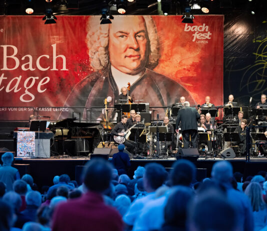 Auch im Jahr 2025 lockt die &bdquo;BachStage&ldquo; am Er&ouml;ffnungswochen- ende vom Bachfest auf den Leipziger Markt. Foto: Christian Modla