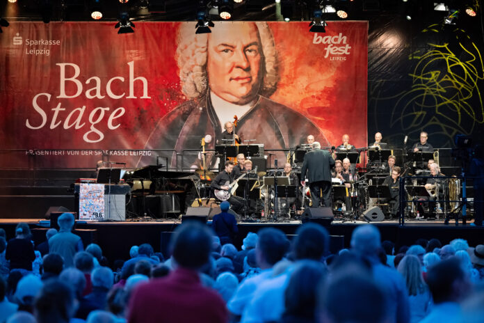 Auch im Jahr 2025 lockt die &bdquo;BachStage&ldquo; am Er&ouml;ffnungswochen- ende vom Bachfest auf den Leipziger Markt. Foto: Christian Modla