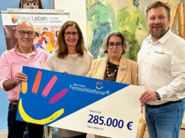Mit diesem Spendenscheck kann das Pilotprojekt "CancerViPP" am "Haus Leipzig" umgesetzt werden. Foto: Haus Leben