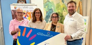 Mit diesem Spendenscheck kann das Pilotprojekt "CancerViPP" am "Haus Leipzig" umgesetzt werden. Foto: Haus Leben