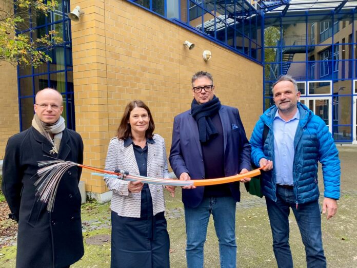 leipzig_schulen-scaled Leipzigs Schulen sind via Glasfaser fit für die digitale Zukunft: Darüber freuten sich Peter Hirschmann (Leiter Amt für Schule Leipzig), Heike Poschmann (Schulleiterin Gustav-Hertz-Gymnasium), Mario Zöller (Geschäftsführer PŸUR Business), Thomas Wisgalla (Projektleiter Glasfaseranbindung Schulen Leipzig, PŸUR Business, v.l.). Foto: Foto: Telecolumbus