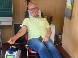 Michael Fleck bei seiner 100. Blutspende. Foto: Rotkreuzgemeinschaft Lucka
