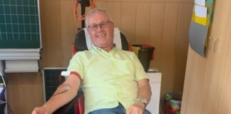 Michael Fleck bei seiner 100. Blutspende. Foto: Rotkreuzgemeinschaft Lucka