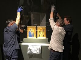 Aufbau der Ausstellung &bdquo;Siena: The Rise of Painting, 1300&ndash;1350&ldquo; im Metropolitan Museum of Art (The Met), New York, 2024, mit den beiden Altenburger Tafelmalereien. Foto: Lindenau-Museum Altenburg/Johannes Schaefer