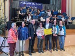 v.l.: Sabine T&uuml;rpisch (Heimatverein), Susann Adelt (Judosportverein), Benno Moller (Karnevalclub), Katrin Mohrholz (Gesch&auml;ftsf&uuml;hrerin Elterninitiative), Steffen Stange (B&uuml;rgermeister), Marie und Romy Schindler (Kunstradsportverein) bei der Spenden&uuml;bergabe. Foto: Steffen Stange