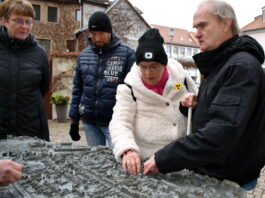 Conrad Hempel, der zweite stellvertretende Oberb&uuml;rgermeister der Stadt Grimma, enth&uuml;llte das Bronzemodell zusammen mit Frank Br&uuml;mmel und Annnemarie Thill vom Blinden- und Sehbehinderten-Verband Sachsen. Foto: Sebastian Bachran/Stadt Grimma