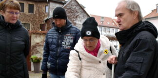 Conrad Hempel, der zweite stellvertretende Oberbürgermeister der Stadt Grimma, enthüllte das Bronzemodell zusammen mit Frank Brümmel und Annnemarie Thill vom Blinden- und Sehbehinderten-Verband Sachsen. Foto: Sebastian Bachran/Stadt Grimma