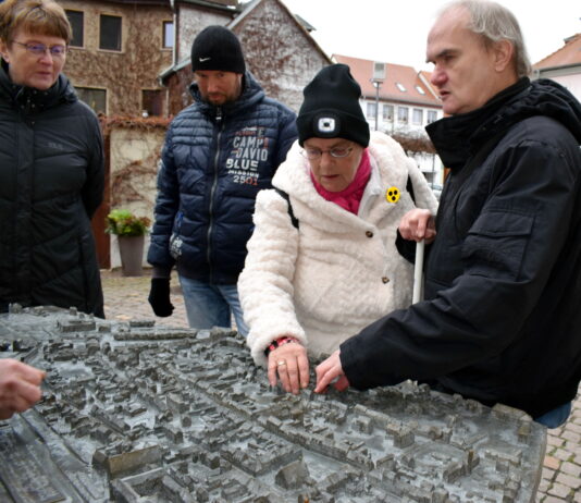 Conrad Hempel, der zweite stellvertretende Oberb&uuml;rgermeister der Stadt Grimma, enth&uuml;llte das Bronzemodell zusammen mit Frank Br&uuml;mmel und Annnemarie Thill vom Blinden- und Sehbehinderten-Verband Sachsen. Foto: Sebastian Bachran/Stadt Grimma