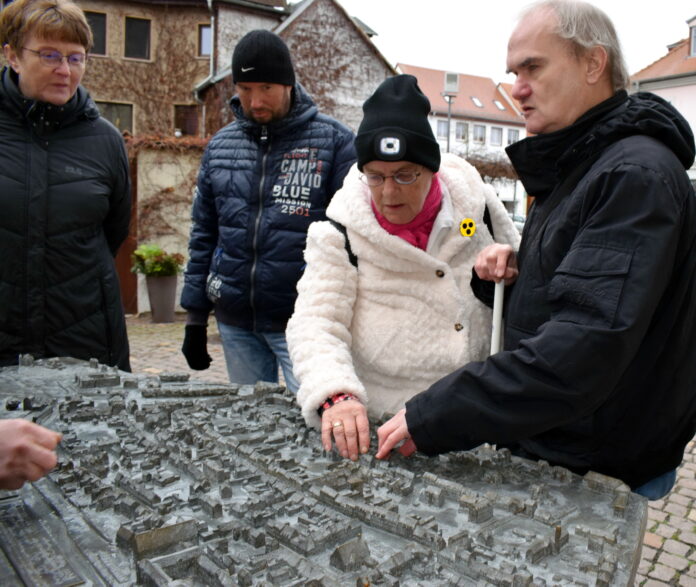3_Tastmodell___2024_Sebastian_Bachran_2 Conrad Hempel, der zweite stellvertretende Oberbürgermeister der Stadt Grimma, enthüllte das Bronzemodell zusammen mit Frank Brümmel und Annnemarie Thill vom Blinden- und Sehbehinderten-Verband Sachsen. Foto: Sebastian Bachran/Stadt Grimma