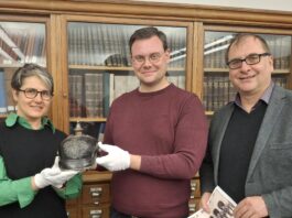 Diese Pickelhaube eines Leipziger Stadtpolizisten geh&ouml;rt dank der Hieronymus-Lotter-Gesellschaft nun dem Stadtgeschichtlichen Museum - hier &uuml;bergibt Vereinschef Eric Buchmann (M.) das gute St&uuml;ck an Dr. Johanna S&auml;nger und Dr. Anselm Hartinger. Foto: Katja Etzold