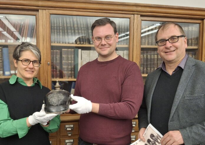 Foto_1 Diese Pickelhaube eines Leipziger Stadtpolizisten gehört dank der Hieronymus-Lotter-Gesellschaft nun dem Stadtgeschichtlichen Museum - hier übergibt Vereinschef Eric Buchmann (M.) das gute Stück an Dr. Johanna Sänger und Dr. Anselm Hartinger. Foto: Katja Etzold
