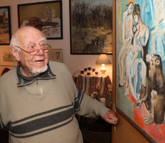 Herzlich willkommen in Gr&uuml;nau: Hier ist der Maler J&uuml;rgen Leidert seit vier Jahrzehnten zu Hause. Foto: Andr&eacute; Kempner