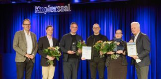 LTM-Chef Volker Bremer gratuliert den Gewinnern des „Leipziger Tourismuspreises 2024“: Heiko Rosenthal (Bürgermeister und Beigeordneter für Umwelt, Ordnung, Sport der Stadt Leipzig), Ulrich Wolter (RasenballSport Leipzig, Chief Relationship Officer), Dirk Deumeland (FAIRNET GmbH, Prokurist) und Annegret Hänsel (UINKATUM Kindermuseum Leipzig, v.l.) Foto: punktum