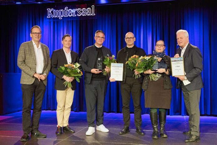 LTM, Leipzig Tourist Marketing GmbH, Tourismuspreis 2024, Kupfersaal, 1.Platz Unternehmen/Institutionen, Host City EURO 2024, Heiko Rosenthal, Ulrich Wolter, Dirk Deumeland, 1.Platz Persönlichkeiten, Annegret Hänsel (UNIKATUM), Volker Bremer, Helge-Hein LTM-Chef Volker Bremer gratuliert den Gewinnern des „Leipziger Tourismuspreises 2024“: Heiko Rosenthal (Bürgermeister und Beigeordneter für Umwelt, Ordnung, Sport der Stadt Leipzig), Ulrich Wolter (RasenballSport Leipzig, Chief Relationship Officer), Dirk Deumeland (FAIRNET GmbH, Prokurist) und Annegret Hänsel (UINKATUM Kindermuseum Leipzig, v.l.) Foto: punktum