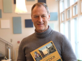 Thomas Nabert, Chef des Leipziger Vereins Pro Leipzig, mit dem neuen Band &uuml;ber Ansichtskarten aus Leutzsch. Foto: Andr&eacute; Kempner