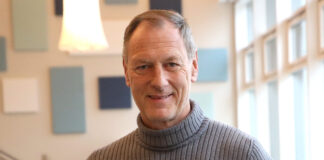 Thomas Nabert, Chef des Leipziger Vereins Pro Leipzig, mit dem neuen Band über Ansichtskarten aus Leutzsch. Foto: André Kempner