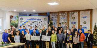 Strahlende Gesichter im Bruno-Plache-Stadion: Mit einem Förderscheck wird die größte Investition seit mehr als vier Jahrzehnten in der Lok-Heimstätte auf den Weg gebracht. Foto: Thomas Gorlt