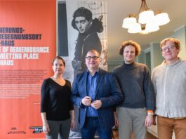 Das Capa-Haus in Leipzig ist gerade in diesem Jahr ein wichtiger Ort der Erinnerung: Darauf weist Museumschef Dr. Anselm Hartinger (2.v.l.) in der runderneuerte Ausstellung hin. Foto: Markus Scholz