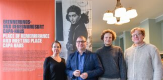 Das Capa-Haus in Leipzig ist gerade in diesem Jahr ein wichtiger Ort der Erinnerung: Darauf weist Museumschef Dr. Anselm Hartinger (2.v.l.) in der runderneuerte Ausstellung hin. Foto: Markus Scholz
