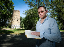 Der Leipziger Schriftsteller Clemens Meyer Im G&uuml;ntz-Park in Leipzig St&ouml;tteritz. Im Hintergrund der G&uuml;nz Turm, ein &Uuml;berrest der Irren-, Heil- und Pflegeanstalt, die der Psychiater G&uuml;nz im 19. Jahrhundert an diesem Ort betrieb. Im ersten Kapitel seines neuesten Buches spielt der Irrenarzt G&uuml;ntz eine wichtige Rolle. Foto: Wolfgang Sens