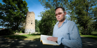 Der Leipziger Schriftsteller Clemens Meyer Im Güntz-Park in Leipzig Stötteritz. Im Hintergrund der Günz Turm, ein Überrest der Irren-, Heil- und Pflegeanstalt, die der Psychiater Günz im 19. Jahrhundert an diesem Ort betrieb. Im ersten Kapitel seines neuesten Buches spielt der Irrenarzt Güntz eine wichtige Rolle. Foto: Wolfgang Sens