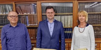 Der große Moment: Marko Kuhn nimmt die Atlas-Faksimilie von Eric Buchmann und Antje Wolf (v.l.) entgegen. Foto: Lotter-Gesellschaft