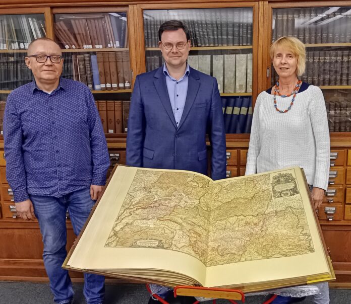 Foto_1_1_ Der große Moment: Marko Kuhn nimmt die Atlas-Faksimilie von Eric Buchmann und Antje Wolf (v.l.) entgegen. Foto: Lotter-Gesellschaft