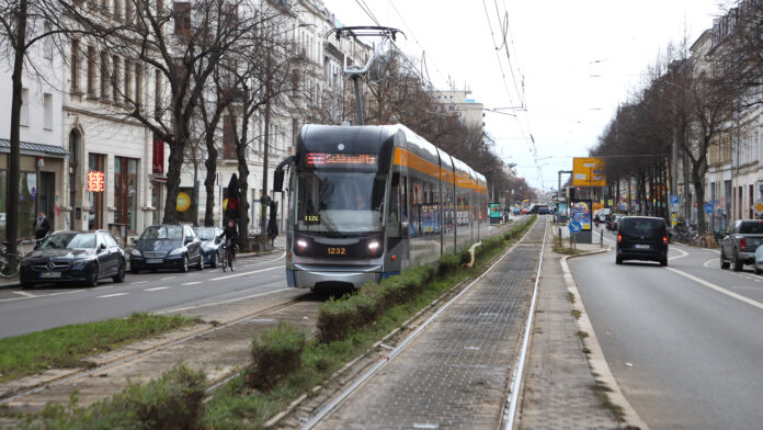 LVB Stra§enbahn Gleise am Sdplatz in der Karlie in Leipzig Die Straßenbahnen und natürlich auch die Busse der LVB haben im Jahr 2024 einen neuen Rekord ein- gefahren. Foto: André Kempner