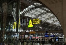 Ein Hingucker an Gleis 8: Diese Leuchtreklame verweist seit einiger Zeit auf das Völkerschlachtdenkmal als wichtige Leipziger Sehenswürdigkeit. Foto: André Bellstedt