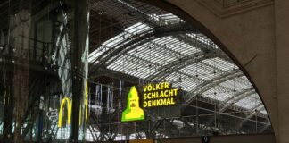 Ein Hingucker an Gleis 8: Diese Leuchtreklame verweist seit einiger Zeit auf das Völkerschlachtdenkmal als wichtige Leipziger Sehenswürdigkeit. Foto: André Bellstedt