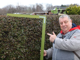 Beliebt und gef&uuml;rchtet zugleich: Leipzigs &bdquo;Gartensheriff&ldquo; Michael Baumann mit seiner Messlatte. Foto: Andr&eacute; Kempner