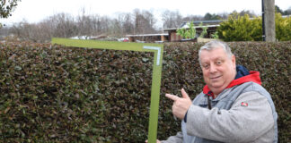 Beliebt und gefürchtet zugleich: Leipzigs „Gartensheriff“ Michael Baumann mit seiner Messlatte. Foto: André Kempner