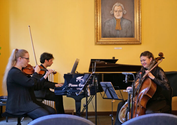 Derzeit ist auf Burg Posterstein die Ausstellung &bdquo;Taktvoll &ndash; Musik vom Sa- lon zur Musikschule&ldquo; zu sehen. Foto: Niels Alsted