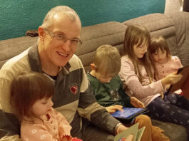 Er ist ihr pers&ouml;nlicher Superheld: Mario Engler ist Familien-Pate bei den Rinkes in Brandis. Foto: Diakonie Leipziger Land