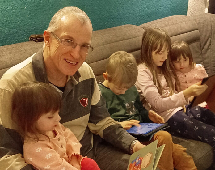Er ist ihr pers&ouml;nlicher Superheld: Mario Engler ist Familien-Pate bei den Rinkes in Brandis. Foto: Diakonie Leipziger Land
