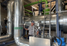 Im Zentrum der neuen Power-to-Heat-Anlage: Stadtwerke-Projektleiter Thomas Walther. Foto: Leipziger Gruppe