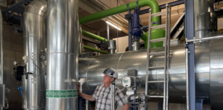 Im Zentrum der neuen Power-to-Heat-Anlage: Stadtwerke-Projektleiter Thomas Walther. Foto: Leipziger Gruppe