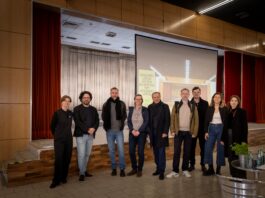 Gemeinsam mit seinem Schauspiel-Team stellte Intendant Enrico L&uuml;bbe (M.) in diesen Tagen das "ag(o)ra"-Programm im Interim vor. Foto: Corinna Mehl