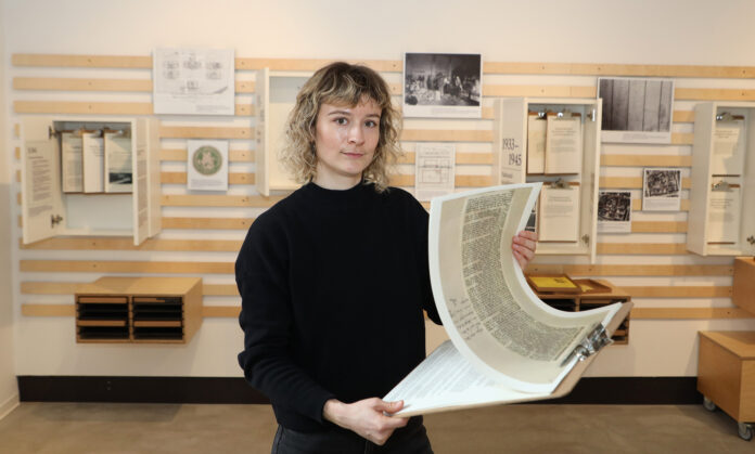 Eine neue Ausstellung informiert &uuml;ber &bdquo;Ausgrenzung,Arbeitszwang & Abweichung&ldquo; in der Riebeck- stra&szlig;e 63: Annkathrin Richter hat an der Aufbereitung der Geschichte mitgearbeitet. Foto: Andr&eacute; Kempner