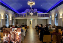 Der Sternensaal der Gnadenkapelle. Links: Dr. Felix Friedrich am Manual Trost-Orgel der Altenburger Schlosskirche. Foto: PM