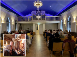 Der Sternensaal der Gnadenkapelle. Links: Dr. Felix Friedrich am Manual Trost-Orgel der Altenburger Schlosskirche. Foto: PM
