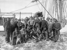 Die Besatzung der "Gau&szlig;" im Gruppenfoto: Auch solche Fotos werden vom IfL digitalisiert und f&uuml;r die &Ouml;ffentlichkeit zur Verf&uuml;gung gestellt. Foto: Archiv Leibniz-Institut f&uuml;r L&auml;nderkunde Leipzig